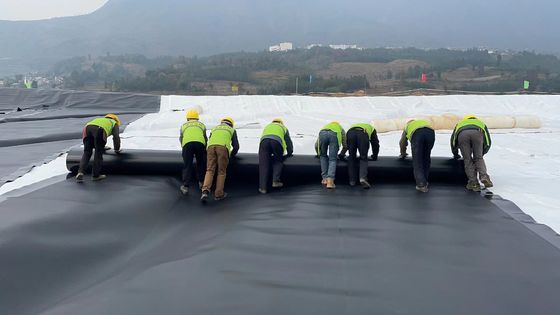 排水堤と埋立地の保護 HDPE 優れた化学抵抗性のある滑らかな地膜