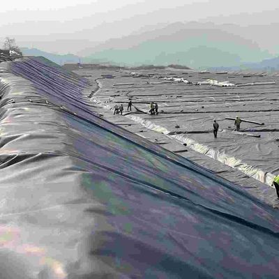 環境プロジェクト HDPE 滑らかな地膜 酸やアルカリに耐性 700% 断裂時に長さ 0.3mm 3.0mm 厚さ