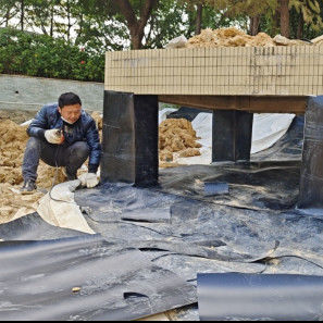 耐久性HDPE 滑らかな地膜 人工湖防漏水プロジェクト 断裂強度 20-80N/mm 断裂時の長さ 700%