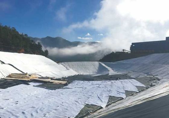 大規模土木工事における迅速な展開のための、設置が容易で耐久性の高い長繊維ジオテキスタイル