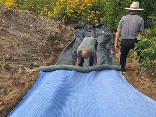混凝土 に 浸透 さ れ た 毛布: 巻き出し.濡れ.完成.副標題: 混ぜたり,注ぎたり,待たせたりせずに即時 コンクリート.